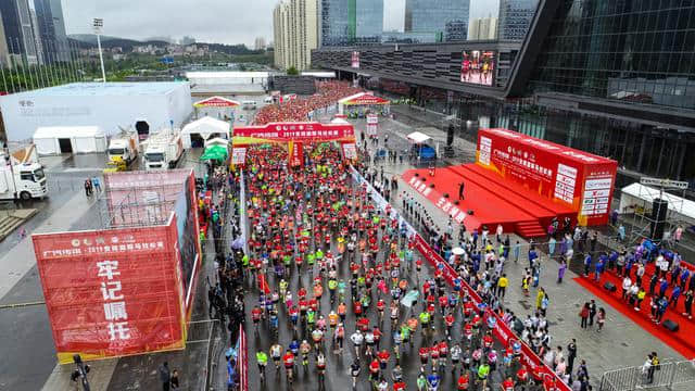 爽爽贵阳，广汽传祺.2019贵阳马拉松赛国际会展中心广场开跑