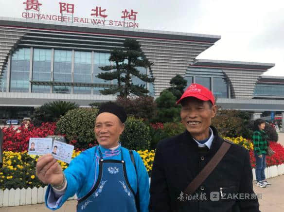 贵州老年旅行团 坐着高铁去看港珠澳大桥