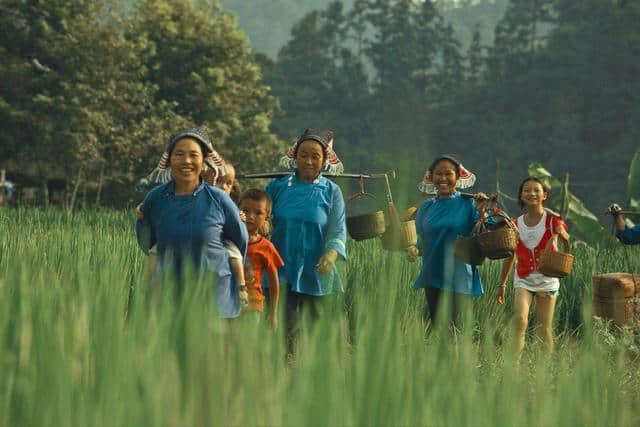 贵州比较有名的一个县级市以镇命名，地图犹如人像望着云贵高原！