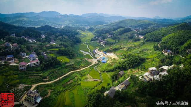 娄底冒出个万龙百乐谷，高清航拍图秀美如画，乡村旅游的好出去