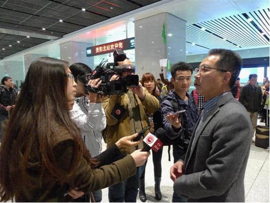 贵州省旅游局副局长牟勇前往贵阳北站迎接春节假期乘坐首趟贵广高铁旅游专列的游客