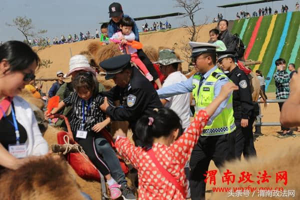 国庆节大荔各大旅游点到处都有公安的身影保驾护航（组图）