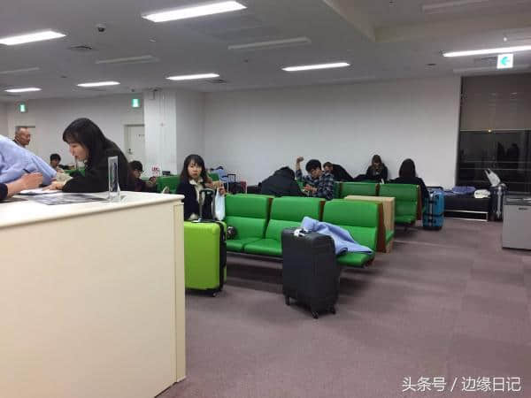 日本旅游火爆酒店价格暴涨 外国游客为省钱睡机场