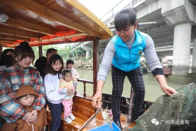 游船摇撸再现传统渔家风情，万顷沙红港渔村游添旅游新亮点