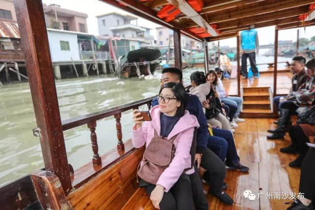 游船摇撸再现传统渔家风情，万顷沙红港渔村游添旅游新亮点