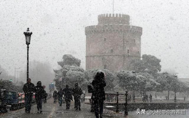 来希腊旅游的人们注意了：大雪导致大量航班延误，地面道路瘫痪