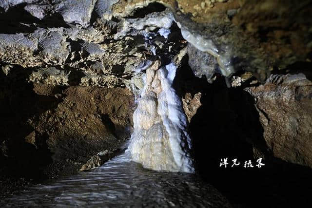 广西贺州旅游，紫云仙境洞口岚烟缭绕