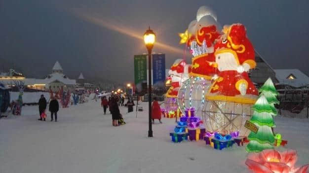 晚上也可以滑雪？西岭雪山夜滑狂欢周，开启成都人全新的旅游生活方式