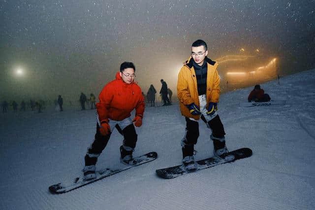 晚上也可以滑雪？西岭雪山夜滑狂欢周，开启成都人全新的旅游生活方式