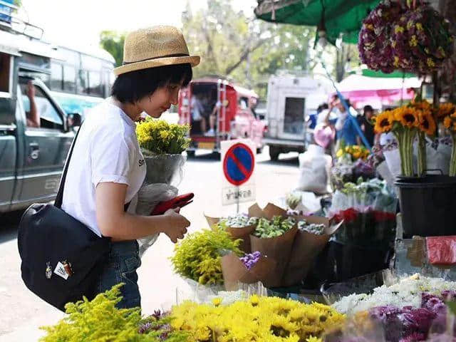 拼团｜旅行达人都在背的单肩包，轻巧、能装，还防盗