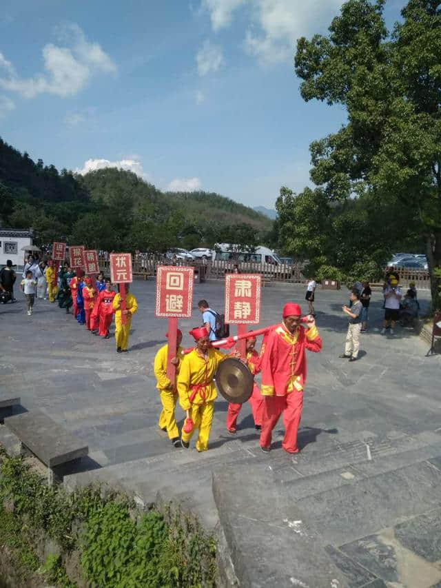 状元出行，普天同庆：2017徽黄旅游杯 状元、榜眼和探花巡游西递景区