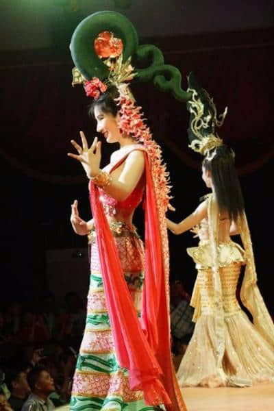 泰国芭提雅，街上美女很多，第三人群男扮女装