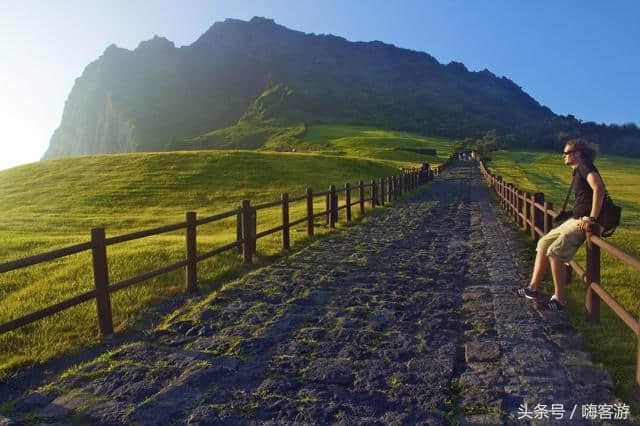 我第一次出国旅游，2018年白本护照去哪玩比较好？