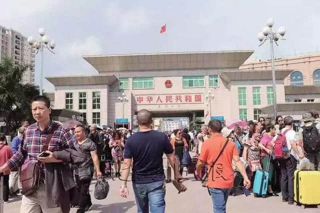 东兴口岸两边，一边中国人跨境旅游，一边越南妹跨国打工