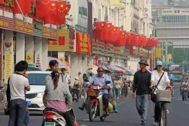 东兴口岸两边，一边中国人跨境旅游，一边越南妹跨国打工