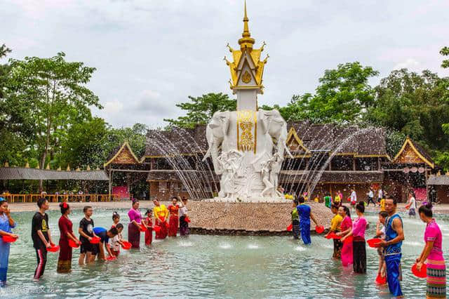 在西双版纳傣族园，每天都能感受到泼水湿身的快乐