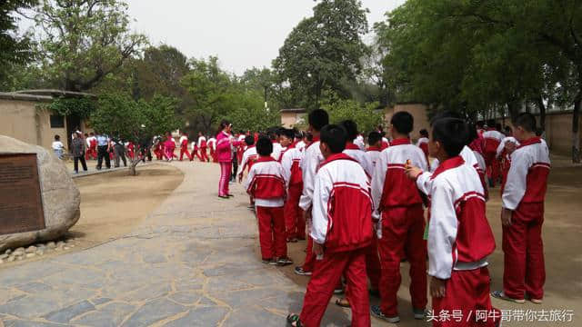 红色旅游：走进西柏坡 五四青年节，来这儿的人真多