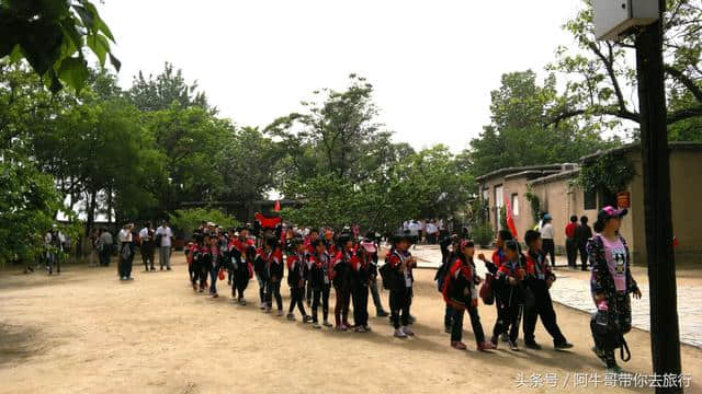 红色旅游：走进西柏坡 五四青年节，来这儿的人真多