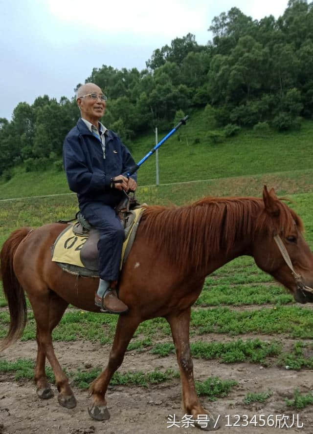 五姑娘报团让老帅哥去关山牧场，骑马爬山拍照留念，游玩的好开心