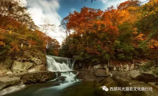 金色光雾山，此时的光雾山秋色蓬勃，山色日佳