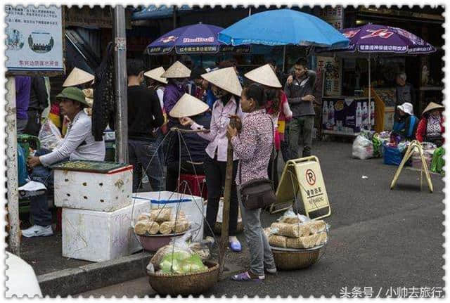 广西东兴市满街的越南商贩，火腿肠用铁罐装，1斤1两20元一罐