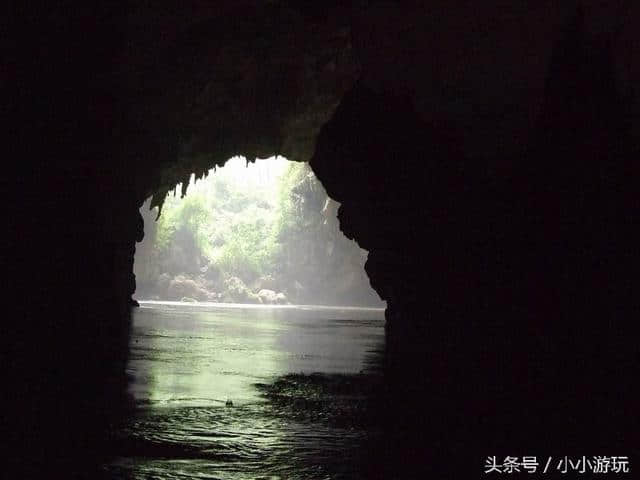 广西河池市巴马百鸟岩