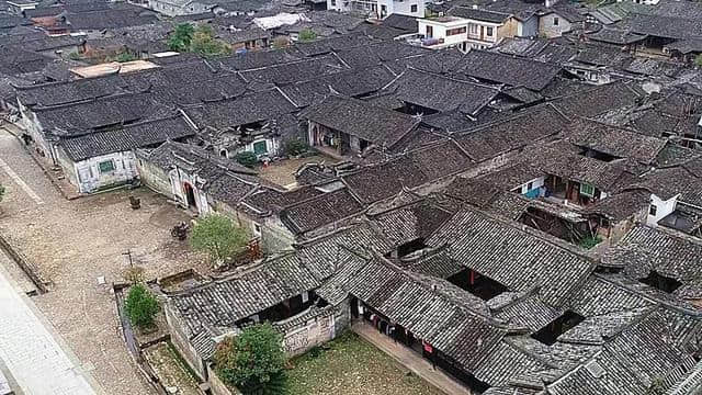 比起樟脚村的拥挤北港的商业，闽西山间野岭这处800年的古村落，更适合暑期游