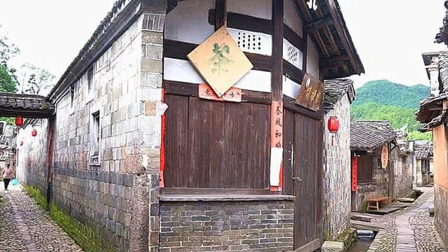 比起樟脚村的拥挤北港的商业，闽西山间野岭这处800年的古村落，更适合暑期游