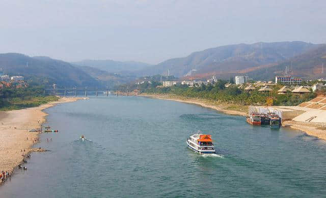 去西双版纳旅游，看大象表演，走过空中走廊，览尽澜沧江风光