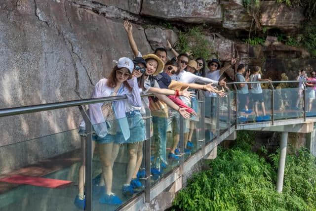 走进山水洪雅，体验山巅上的玻璃栈道，遇见千年柳江古镇