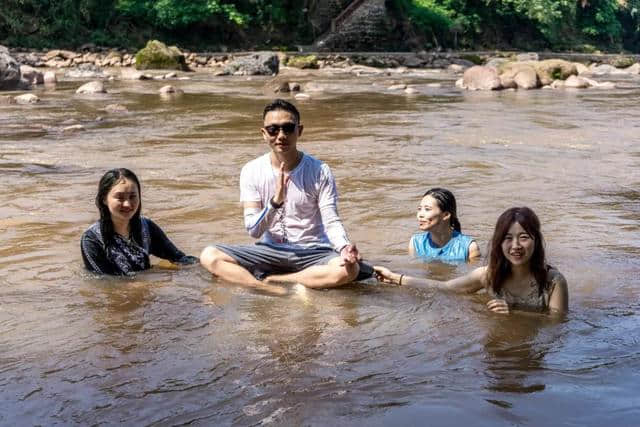 走进山水洪雅，体验山巅上的玻璃栈道，遇见千年柳江古镇