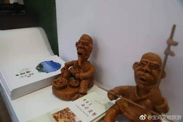 丝路旅博会上宝鸡展馆的旅游纪念品 每一件栩栩如生