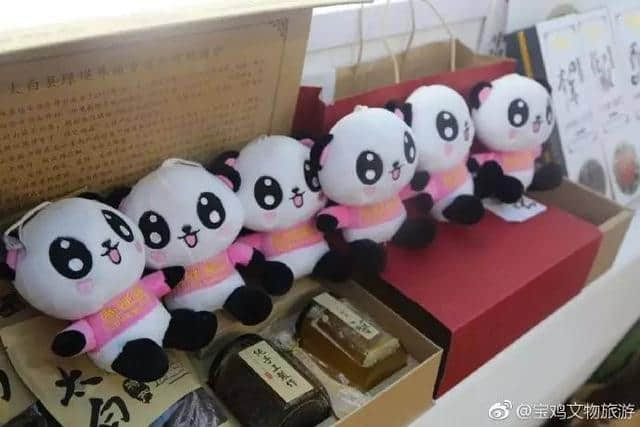 丝路旅博会上宝鸡展馆的旅游纪念品 每一件栩栩如生