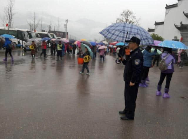 烟雨婺源美若仙境，他们雨中坚守只为一份承诺！