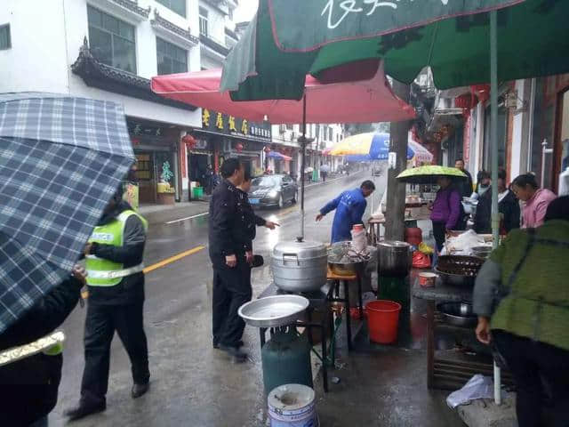 烟雨婺源美若仙境，他们雨中坚守只为一份承诺！