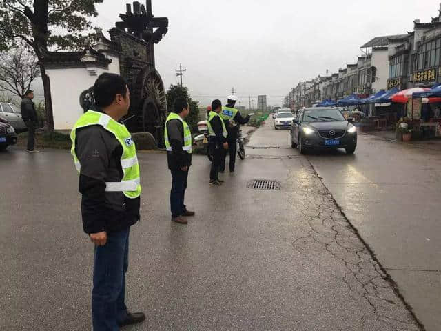 烟雨婺源美若仙境，他们雨中坚守只为一份承诺！