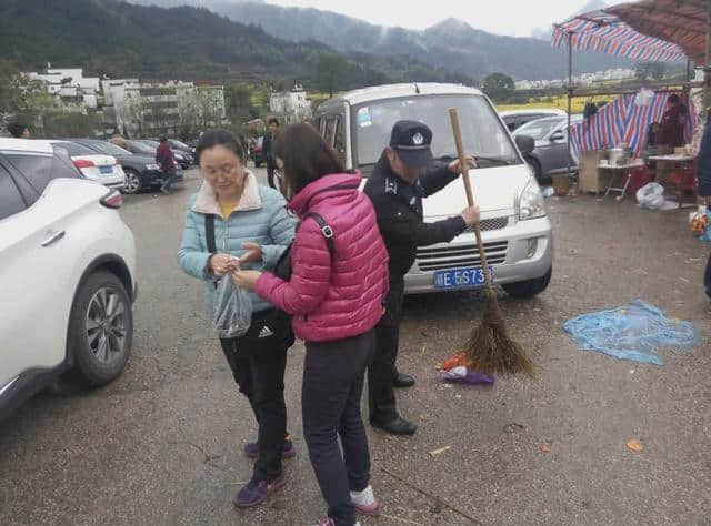 烟雨婺源美若仙境，他们雨中坚守只为一份承诺！