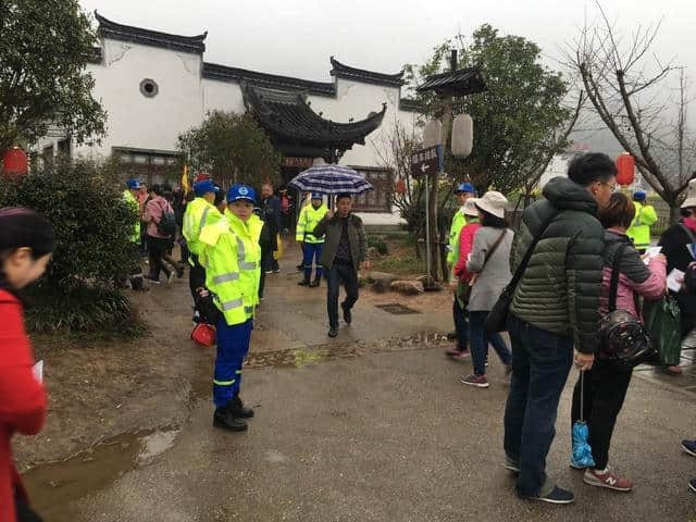 烟雨婺源美若仙境，他们雨中坚守只为一份承诺！