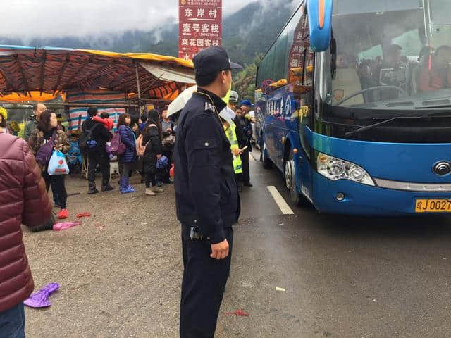 烟雨婺源美若仙境，他们雨中坚守只为一份承诺！