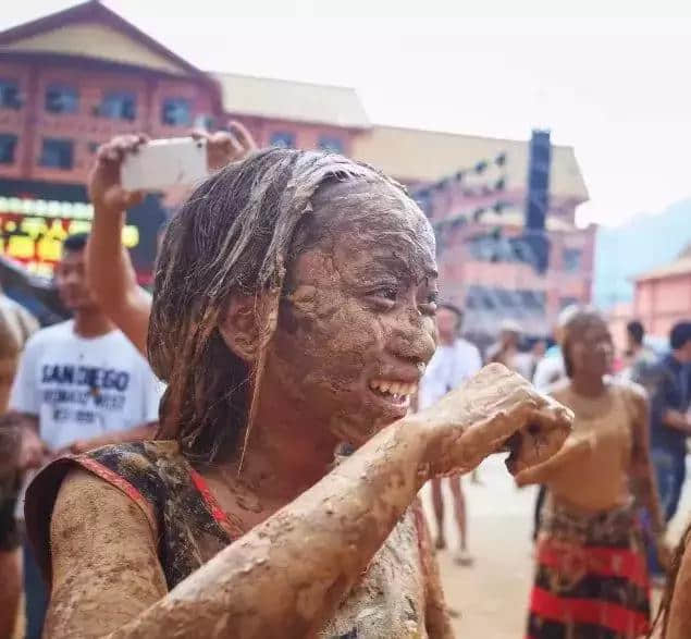 云南这个地方的五一太疯狂，万人玩泥巴还一起沐浴！