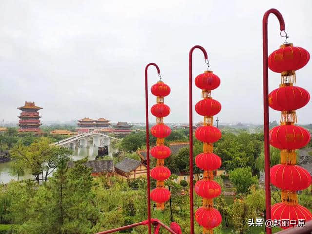 河南开封：雨中的清明上河园景美游人兴致更憨