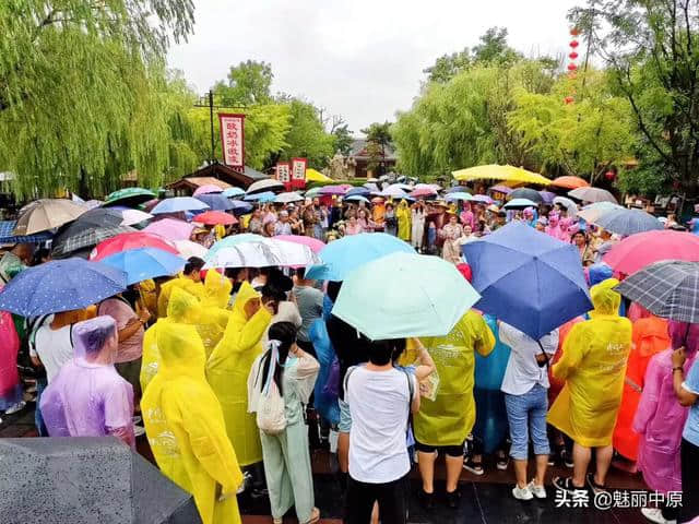 河南开封：雨中的清明上河园景美游人兴致更憨