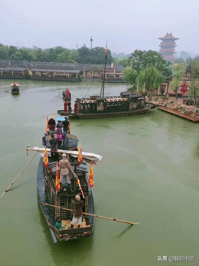 河南开封：雨中的清明上河园景美游人兴致更憨