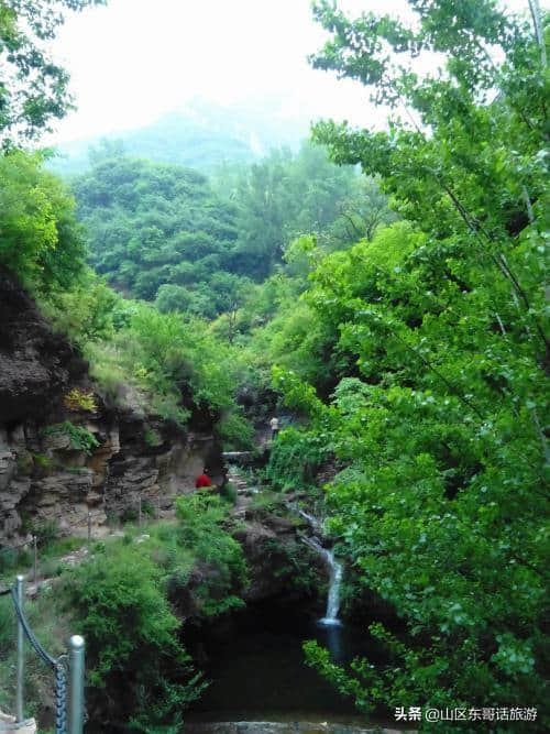 群山连绵起伏，祥云环绕，流泉飞瀑，河南郑州五指山景区