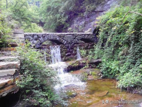 群山连绵起伏，祥云环绕，流泉飞瀑，河南郑州五指山景区