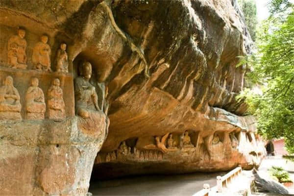 赣州十大旅游景点，通天岩是一个有着许多天然溶洞的景点