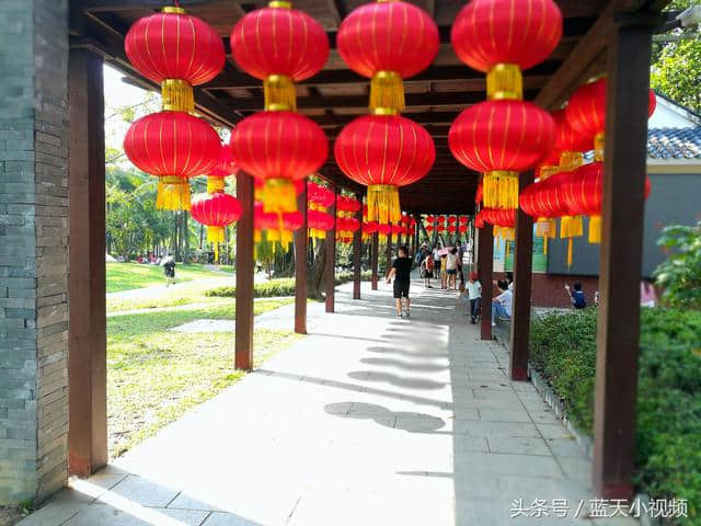 十一假期第二天，深圳莲花山公园景区游客真多