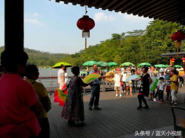 十一假期第二天，深圳莲花山公园景区游客真多