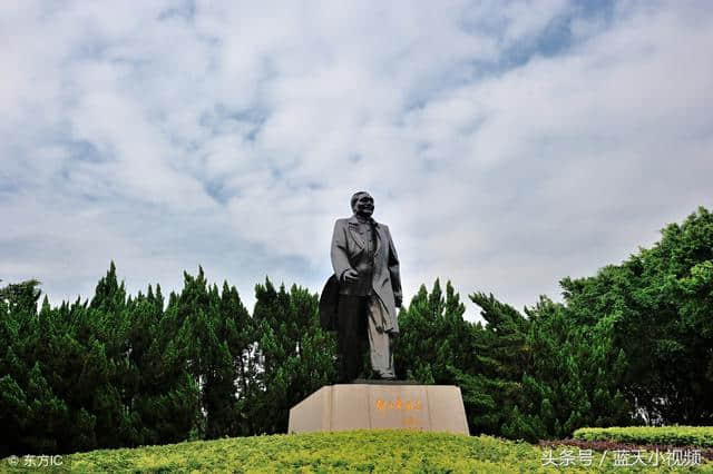 十一假期第二天，深圳莲花山公园景区游客真多