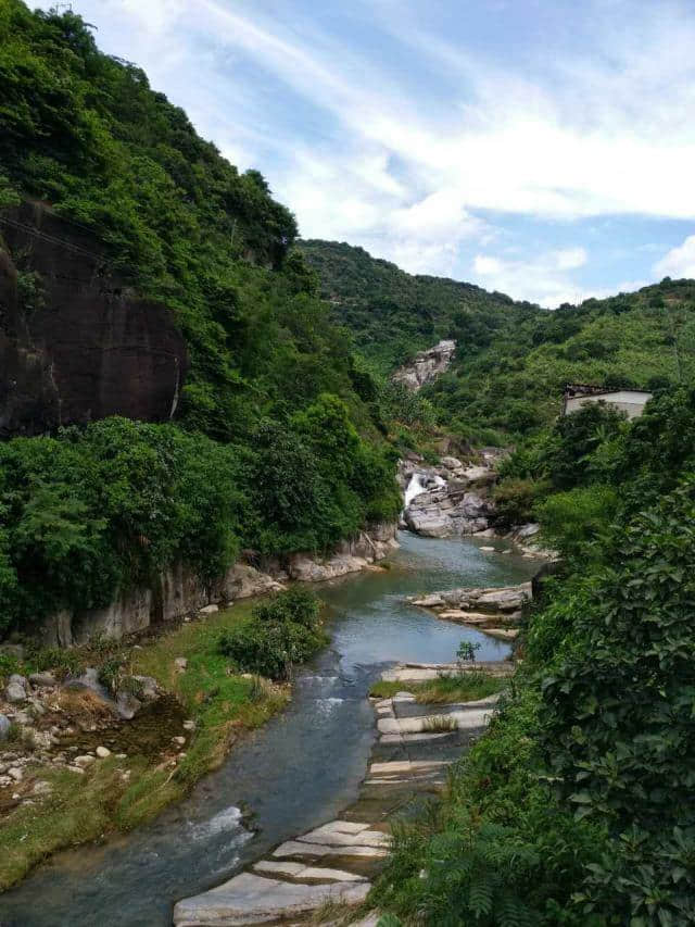 湛江这一群人去高州仙人洞游玩，拥抱大自然